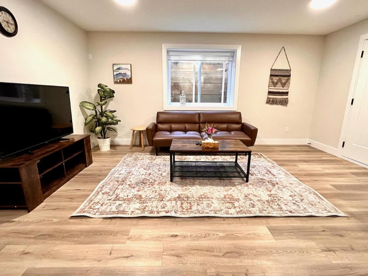 סארי The Harmony Inn Spacious 2 Bdrms 2 Beds Basement Suite מראה חיצוני תמונה