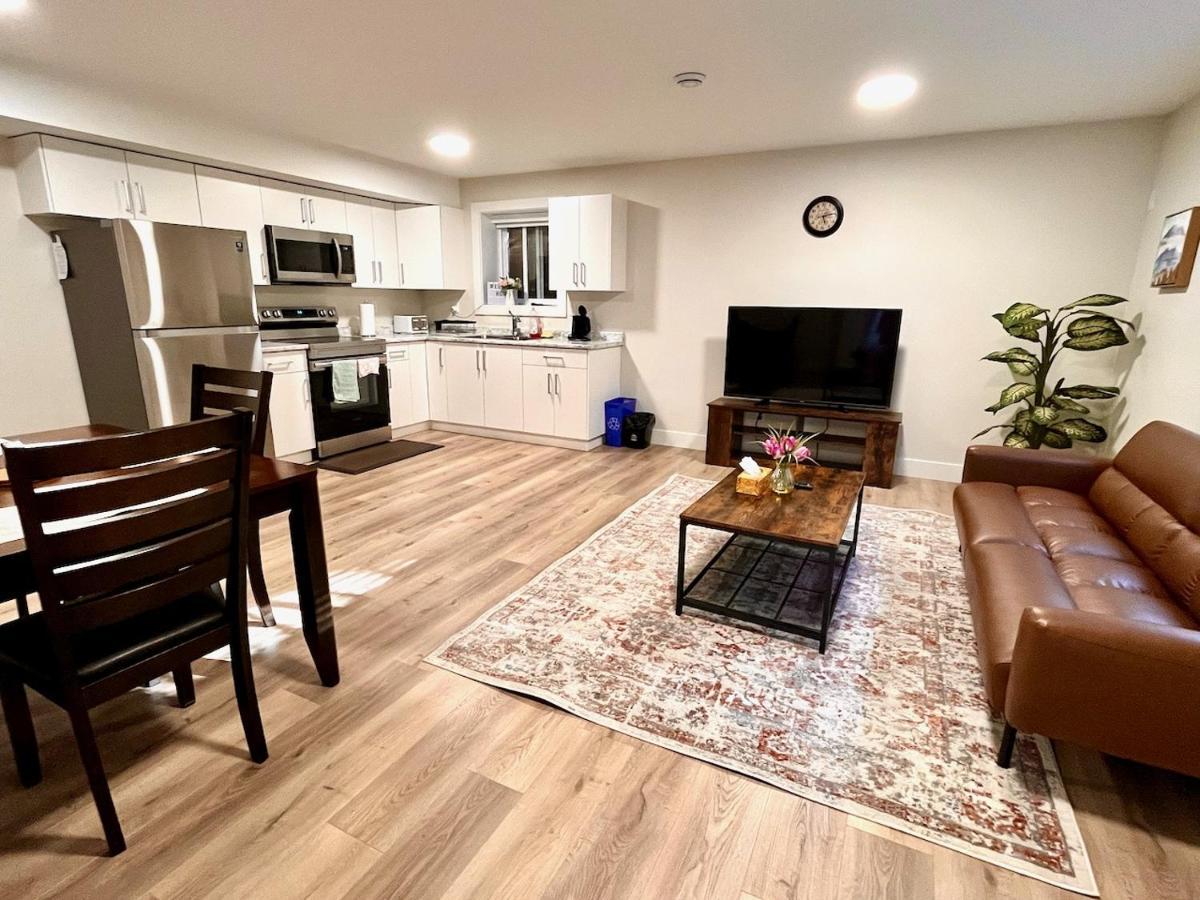 סארי The Harmony Inn Spacious 2 Bdrms 2 Beds Basement Suite מראה חיצוני תמונה