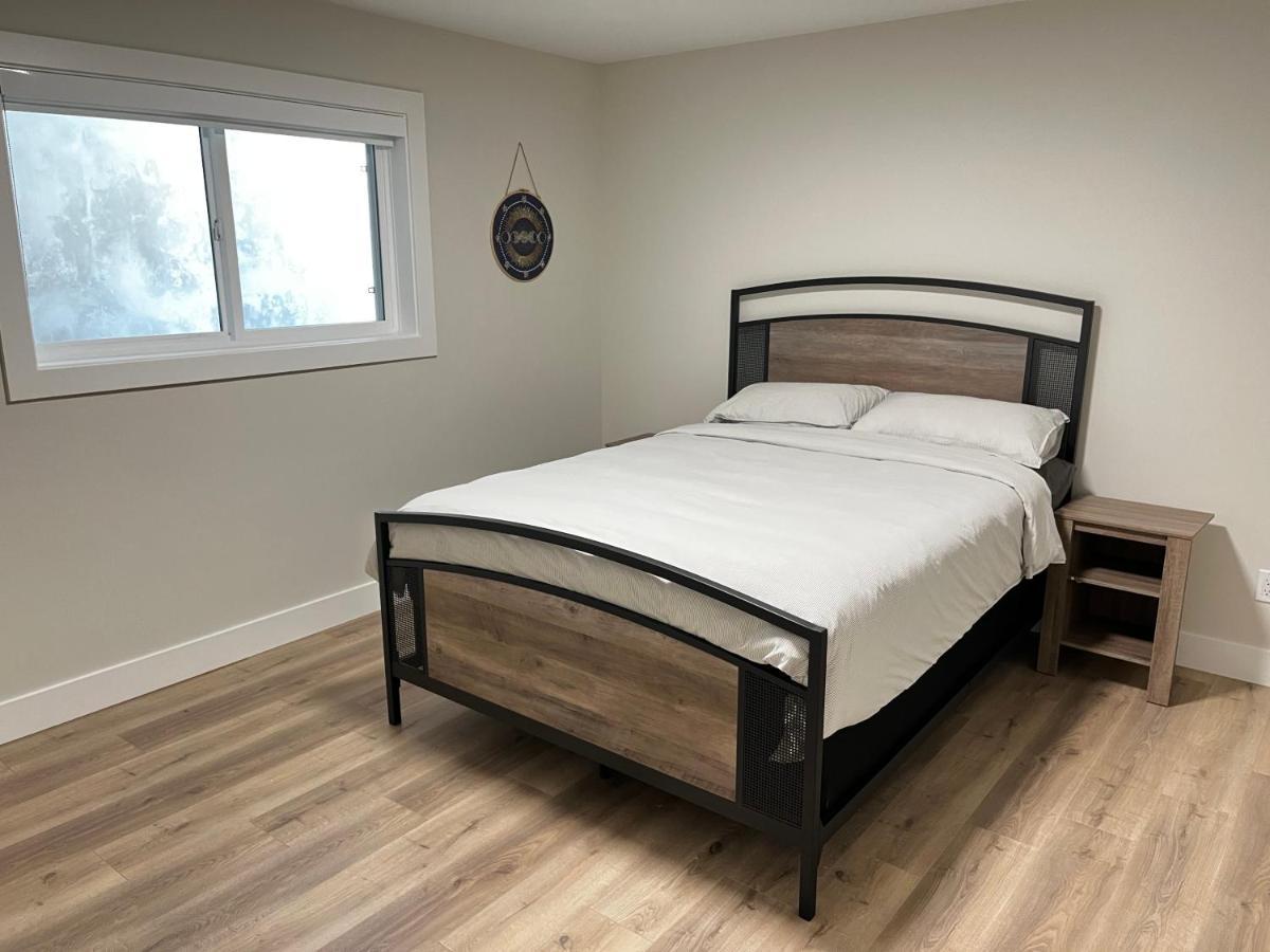 סארי The Harmony Inn Spacious 2 Bdrms 2 Beds Basement Suite מראה חיצוני תמונה